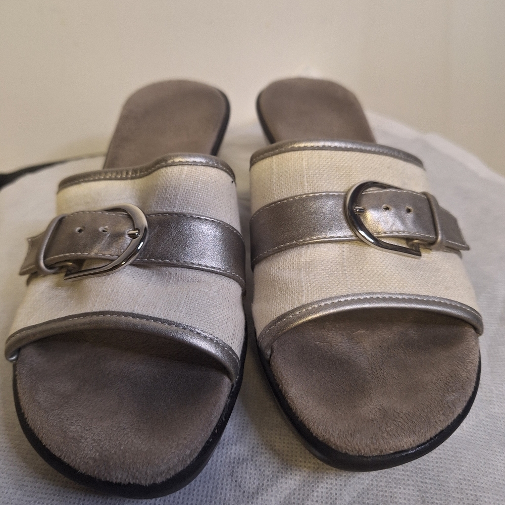 Elegant Women's Sandles With Silver Accents Size 6.5